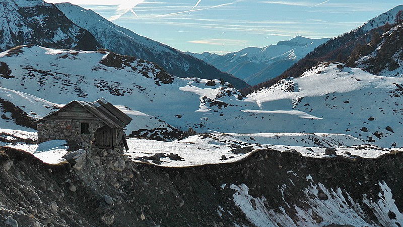 La Cabane de Salso Moreno tient toujours mais pour combien de temps? Mt Mounier en toile de fond