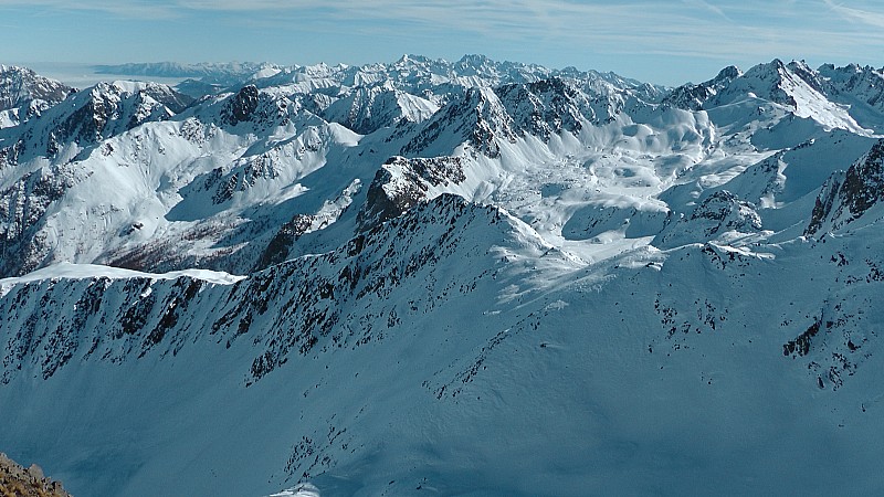 Versant italien du col de fer, Argentera et Matto en A/R plan au centre et mer de nuage  à gauche