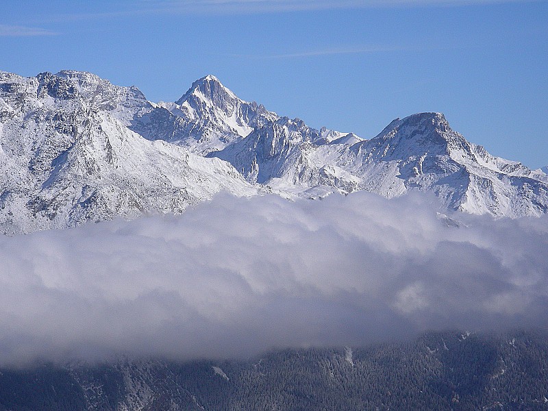 #6 Au sommet : ... et Haute Maurienne (Dent Parrachée et Rateau d Au sommet : ... et Haute Maurienne (Dent Parrachée et Rateau d'Aussois)
Au passage, on voit que l'enneigement est très faible de ce côté ci!
