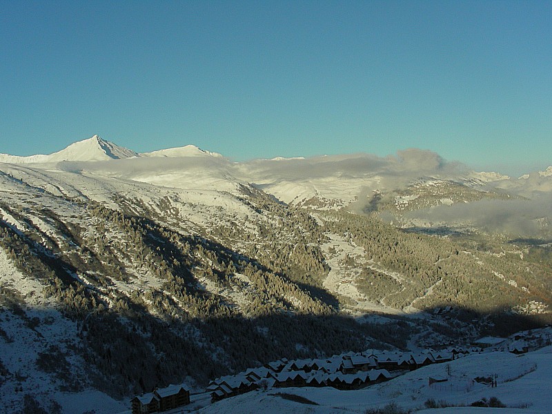 #1 début de montée : belle vue aux couleurs matinales en regardant les versants ouest début de montée : belle vue aux couleurs matinales en regardant les versants ouest