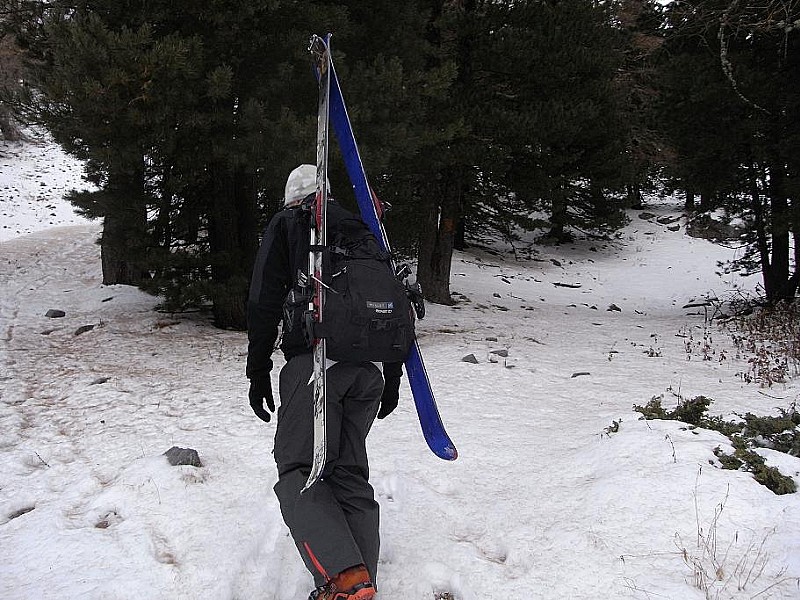 Portage Cols bas : On a plus marché que skier! Direction le Col Bas