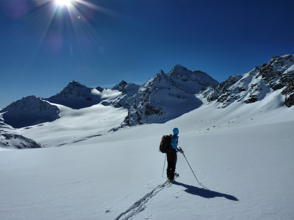 #2 Glacier de Chavière : Une descente en pente douce va nous conduire au pied de la Pointe Rénod Glacier de Chavière : Une descente en pente douce va nous conduire au pied de la Pointe Rénod