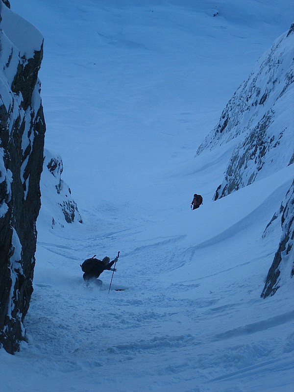 #3 Le couloir : Apres le debout a pieds, ca skie Le couloir : Apres le debout a pieds, ca skie
