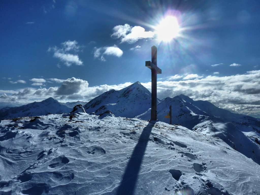 Le sommet et sa croix : Avec en enfilade tous les sommets du chaînon du Grand Arc.