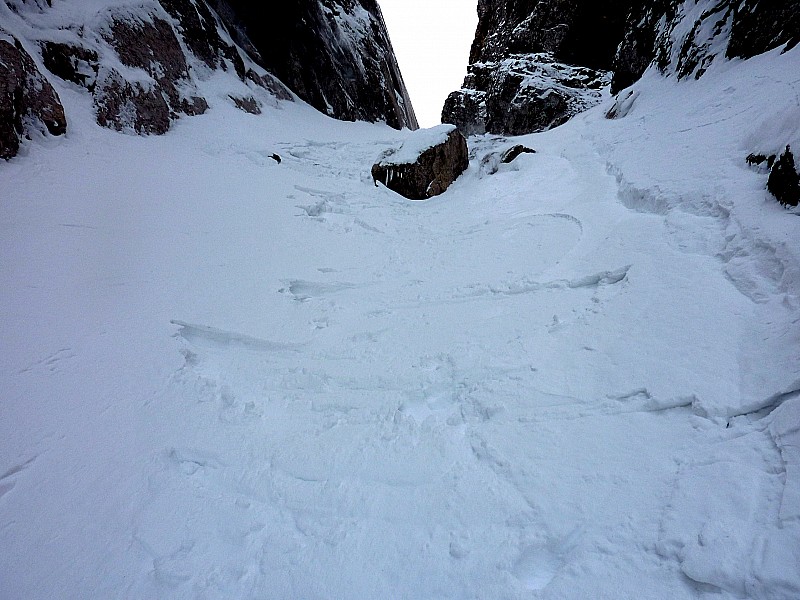 #4 descente : Le couloir est concave et étroit. Pas beaucoup de place pour tourner descente : Le couloir est concave et étroit. Pas beaucoup de place pour tourner