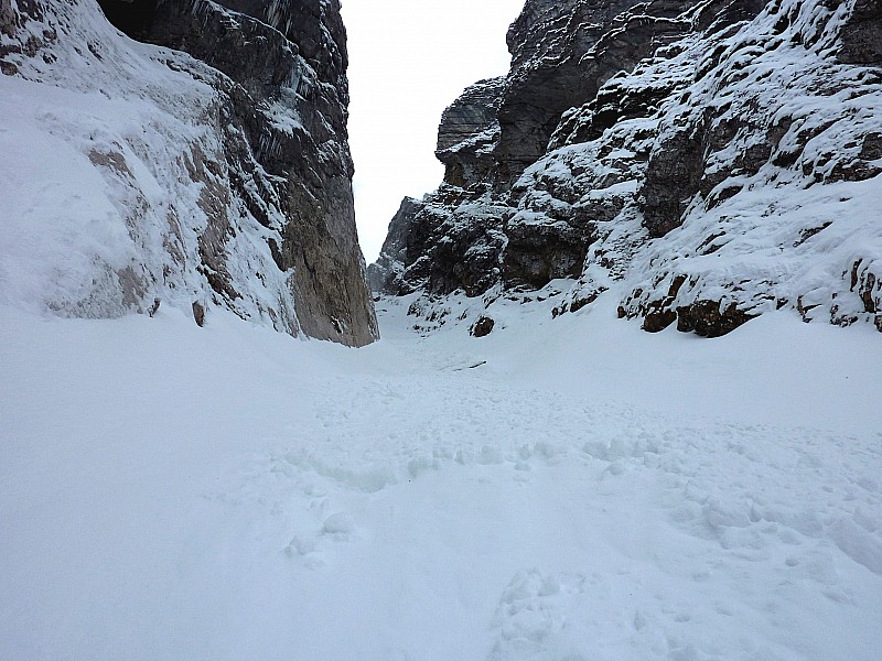 #2 montée dans le couloir : La grosse épaisseur de neige dans l montée dans le couloir : La grosse épaisseur de neige dans l'axe du couloir s'explique par les coulées venues du haut