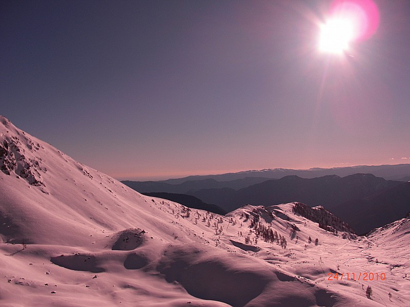 #2 lunaire : le vallon de millefonts avec au fond, la grande bleue sous le soleil couchant. Un paysage de carte postale lunaire : le vallon de millefonts avec au fond, la grande bleue sous le soleil couchant. Un paysage de carte postale