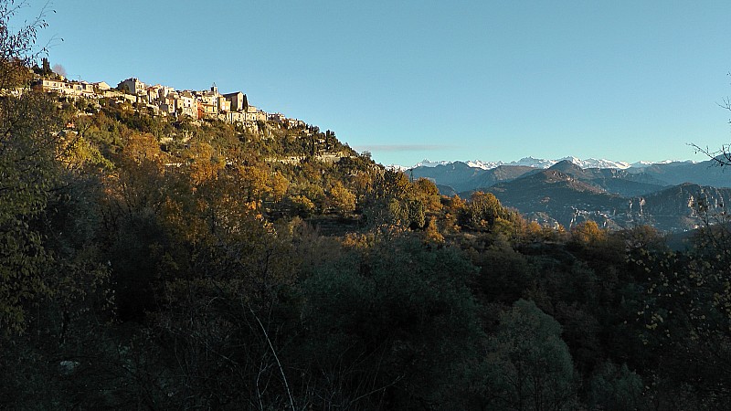 #1 Bouyon: On change de parcours et de paysage ! direction Gréolières les neiges, Mercantour, Gélas et Gd Capelet au fond au centre Bouyon: On change de parcours et de paysage ! direction Gréolières les neiges, Mercantour, Gélas et Gd Capelet au fond au centre
