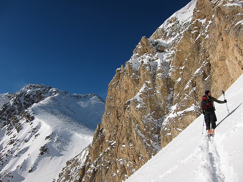 #6 Pente S d Pente S d'accès au couloir NE : superbe montée sous les falaises. Sur la gauche, le pic Lurtet un peu pelé.