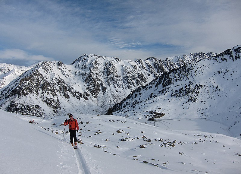 Au dessus du lac Dets Coubous : Thibault venu de Suisse pour trouver la neige des Pyrénées