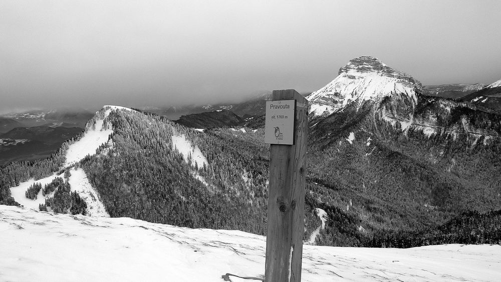 Bec Charvet - Chamechaude : vue du sommet de Pravouta, il est temps de descendre