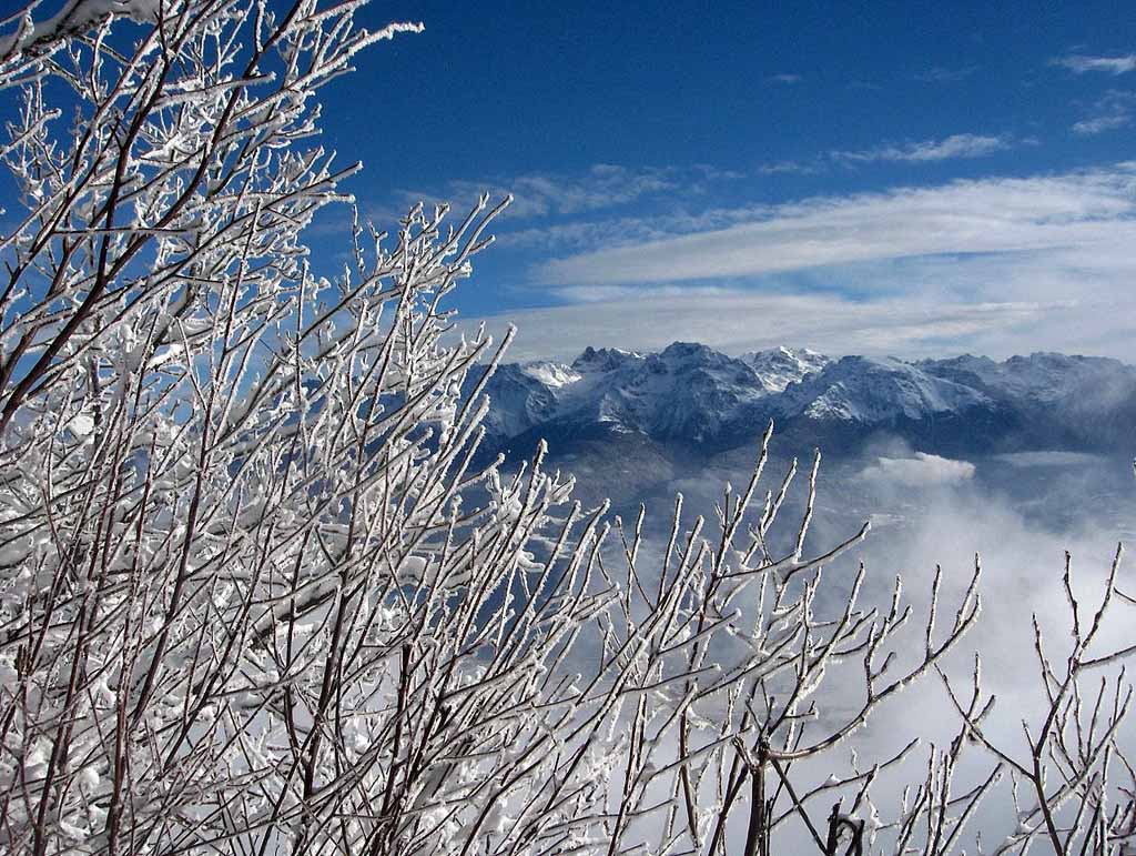#1 Brin de vue : Entre 2 nappes de brouillard la vue sur Belledonne en face (d Brin de vue : Entre 2 nappes de brouillard la vue sur Belledonne en face (d'ici qques 10-aines de minutes, il n'y aura plus de brouillard du tout)