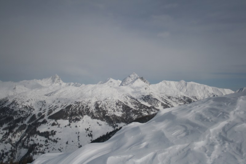 #8 Bric Bouchet et Pelvas : encore un peu de ciel bleu alors que plus à l Bric Bouchet et Pelvas : encore un peu de ciel bleu alors que plus à l'ouest il commence à neiger; il est temps de descendre.
