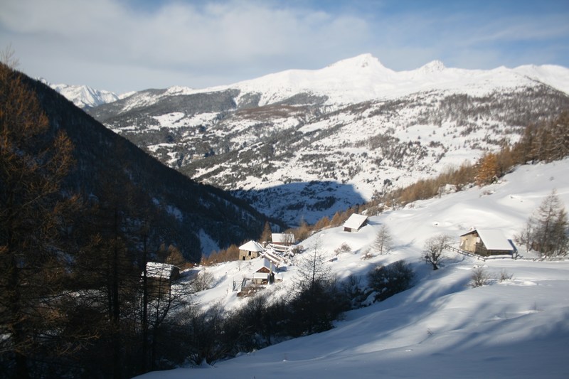 #4 Le hameau de Peynin : au fond l Le hameau de Peynin : au fond l'Agrenier et Roche Brune