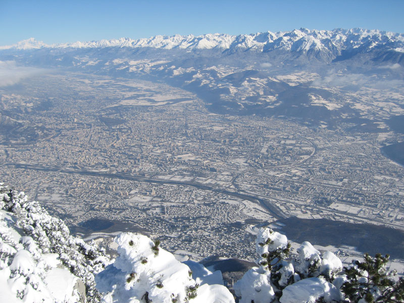 Du sommet : Grenoble repeint en blanc