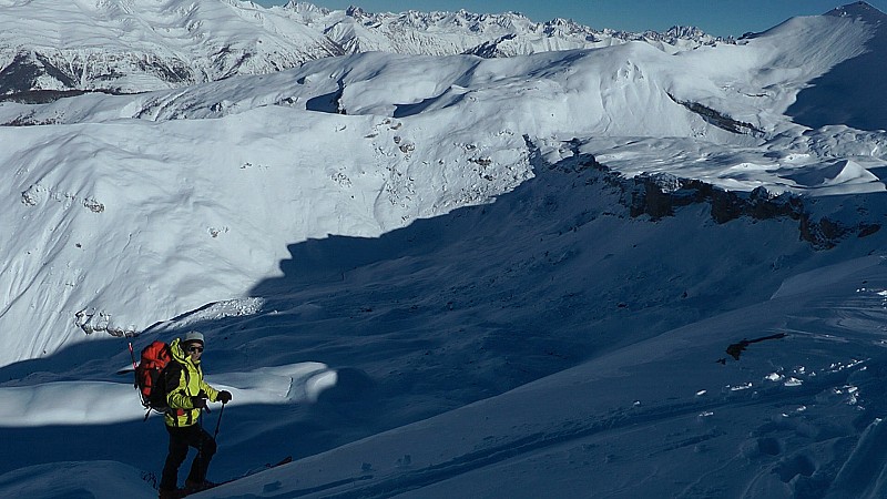 Dominique attaque la descente du sommet, On est à la moitié de notre rando.