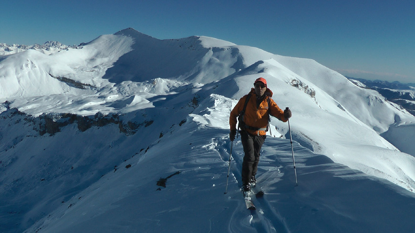 Arrivée au sommet ski au pied !
Le Mounier en toile de fond, et la Corse au loin à droite