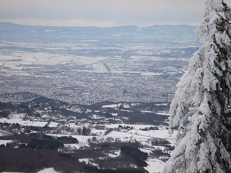 #2 Vue sur la ville : Vue sur Clermont-Ferrand et la plaine de la Limagne rarement aussi blanches en cette saison Vue sur la ville : Vue sur Clermont-Ferrand et la plaine de la Limagne rarement aussi blanches en cette saison