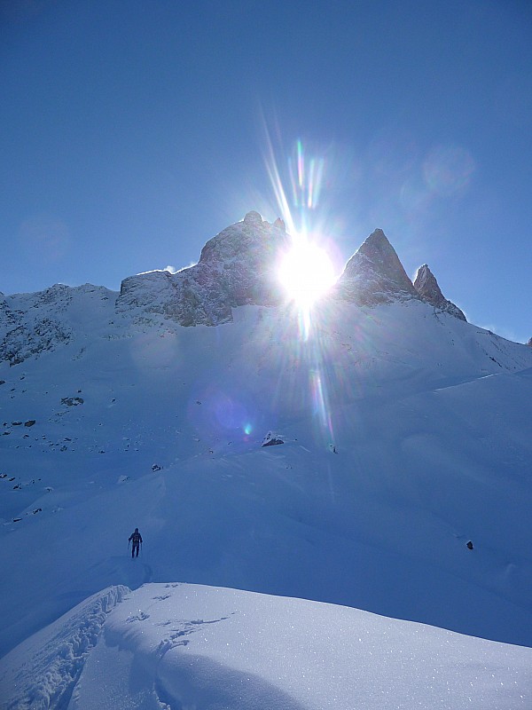 Aiguilles d'Arves : Le soleil bataille entre tête de Chat et Centrale.