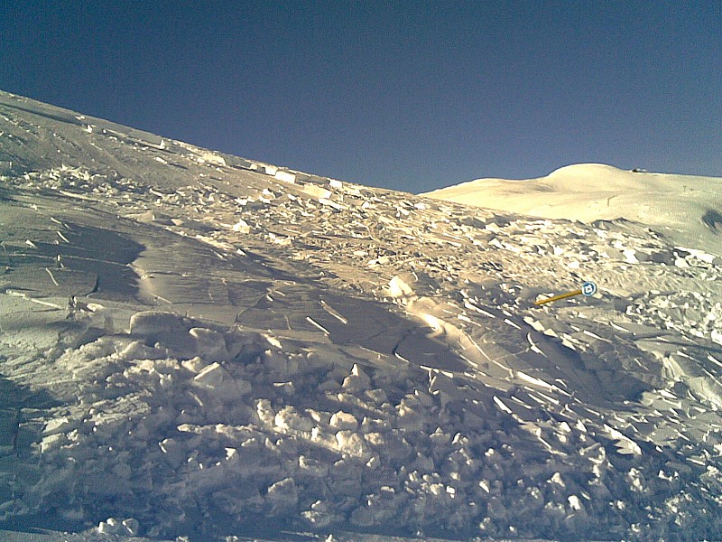 #2 Prat de Bouc : Vue de coté: le nouveau poteau des pistes n Prat de Bouc : Vue de coté: le nouveau poteau des pistes n'a pas pesé lourd