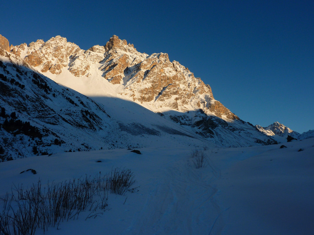#25 Aiguille du Fruit : Nous en avons terminé avec la longue traversée plate du vallon du Fruit. Aiguille du Fruit : Nous en avons terminé avec la longue traversée plate du vallon du Fruit.