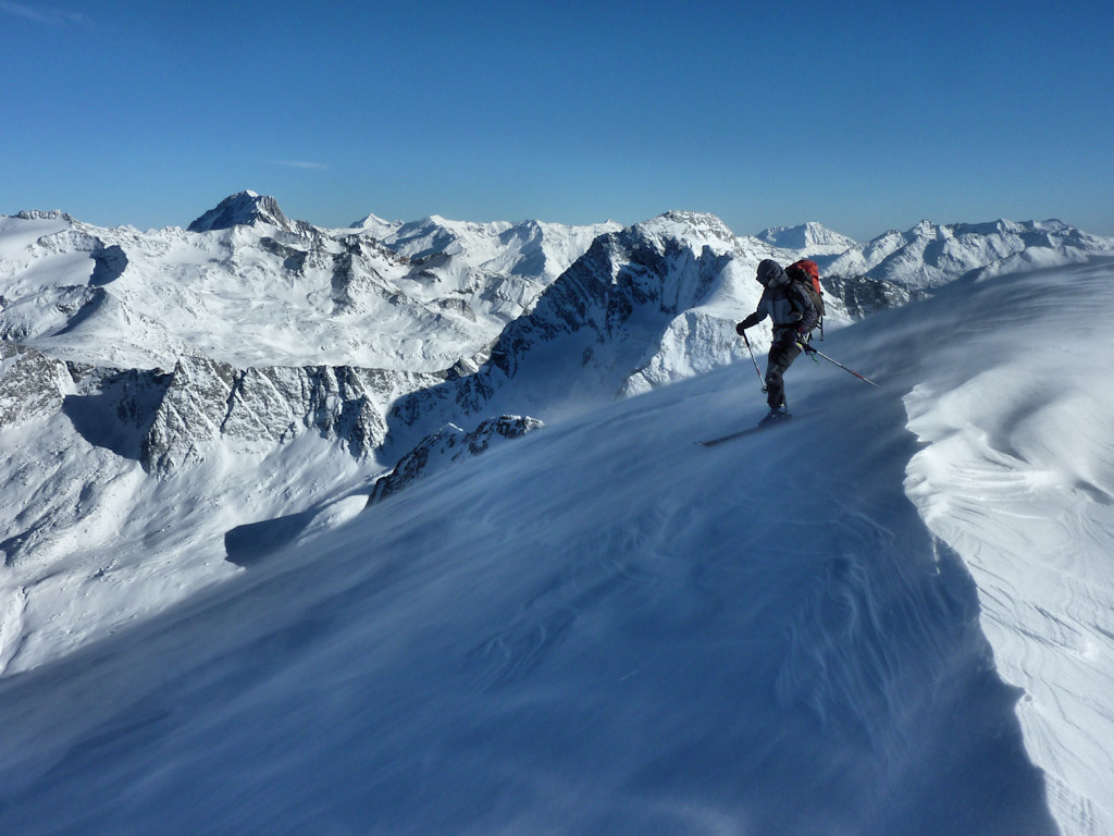 Isa à la descente : Neige durcie par le vent pour ces premiers hectomètres.