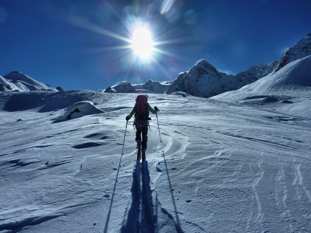 Sommet en vue : Les sommets "fument". Il ne doit pas faire chaud la-haut.