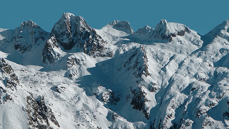 Zoom sur Nasta / Baus / Brocan ... et refuge Remondino sur le promontoire au centre 