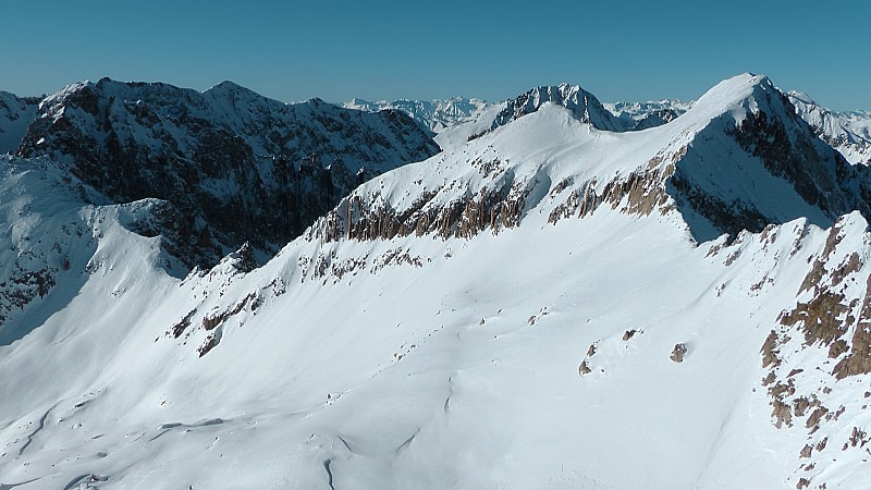 Tête des Tablasses, Face Sud à droite et Cresta Savoia, à G, Mt Pelat au fond au centre