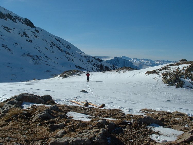 #1 Cabane de Brouffier : Marlène arrive à la cabane. On voit le pas de la vache en face. Cabane de Brouffier : Marlène arrive à la cabane. On voit le pas de la vache en face.