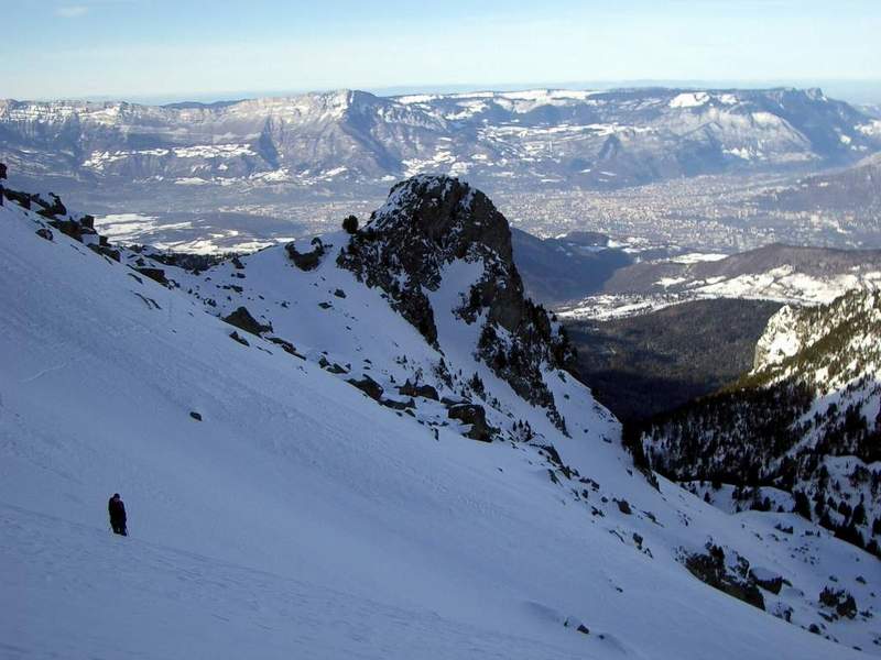 #2 En allant au Pic de Mirebel : La dent caractéristique avant la zone de blocs (vue dans le sens de la descente) En allant au Pic de Mirebel : La dent caractéristique avant la zone de blocs (vue dans le sens de la descente)