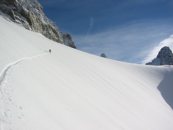 #4 Col du vallon de lanchâtra : Gigi fini la trace (merci !) dans des pentes bien raides. Pas rassurant... Col du vallon de lanchâtra : Gigi fini la trace (merci !) dans des pentes bien raides. Pas rassurant...