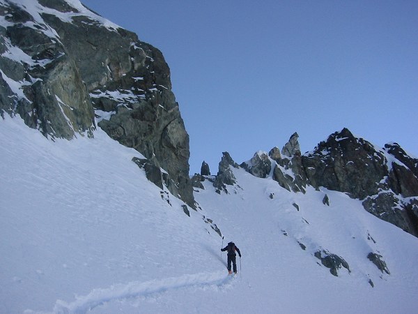 Brêche du Chien : David trace dans une grosse quantité de poudre froide vers la brêche du Chien