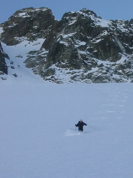 Grosse poudre : David en poudre entre le brêche du chien et la brêche de l'argentière (derrière, le couloir W de l'aiguille d'olle)