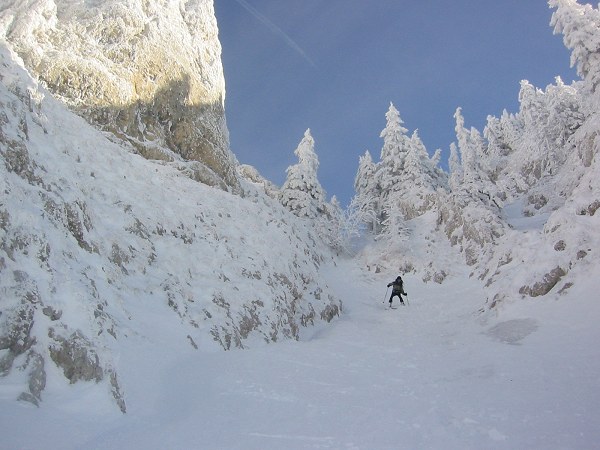 #2 Couloir Ouest du petit Som : Aude en action dans le couloir Ouest du petit Som. Couloir Ouest du petit Som : Aude en action dans le couloir Ouest du petit Som.