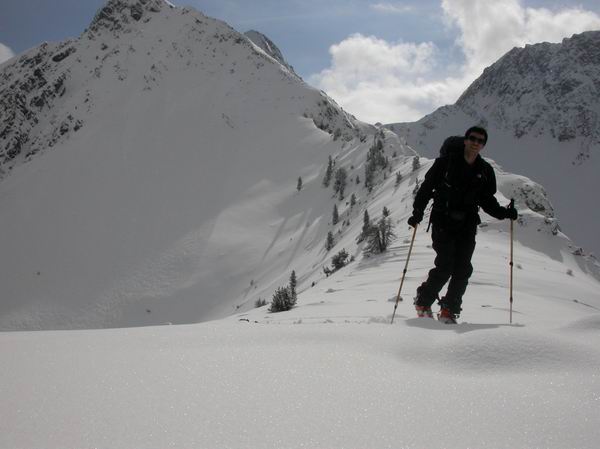 #1 Arrivée au sommet : Ben arrive à la crête; on voit derrrière une avalanche qui est partie ds la face nord, on était pas très loin qd celle ci est descendue... Arrivée au sommet : Ben arrive à la crête; on voit derrrière une avalanche qui est partie ds la face nord, on était pas très loin qd celle ci est descendue...