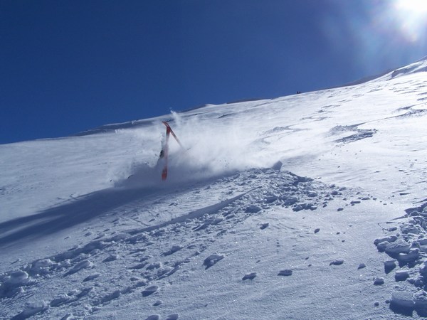 #1 Gamelle : La neige est tellement bonne que certain n Gamelle : La neige est tellement bonne que certain n'hésite pas à se vautrer dedans...
