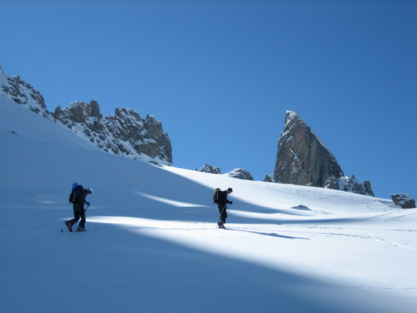 #11 La Pierra Menta : Léo et Dju en montant au col de Bresson. Au fond, la Pierra Menta La Pierra Menta : Léo et Dju en montant au col de Bresson. Au fond, la Pierra Menta