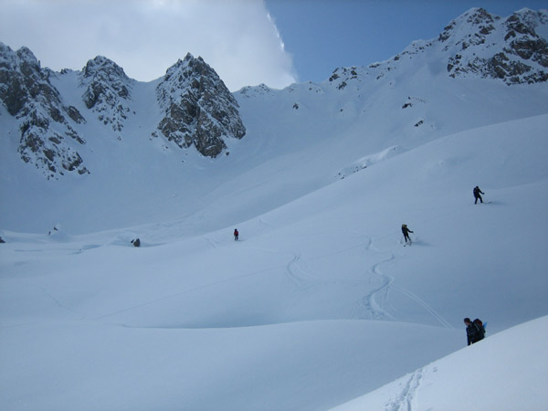 #9 Le couloir Nord : Une bien belle descente dans ce vallon ! Au fond à gauche, le couloir nord de la Roche à Thomas. Le couloir Nord : Une bien belle descente dans ce vallon ! Au fond à gauche, le couloir nord de la Roche à Thomas.