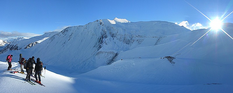 Aiguillettes : Face et combe nord des aiguillettes, entièrement ravagée par des avalanches de plaques (cassures visibles en haut)
