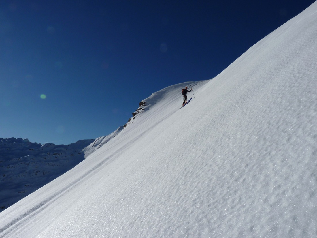 #2 Dans la pente inférieur : Couteaux pour Serge et crampons pour les autres Dans la pente inférieur : Couteaux pour Serge et crampons pour les autres