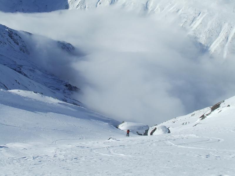 #2 Testa Grisa : Christophe qui se traine avec ses skis bien lourds ! Le brouillard en bas, qui remontera petit à petit Testa Grisa : Christophe qui se traine avec ses skis bien lourds ! Le brouillard en bas, qui remontera petit à petit
