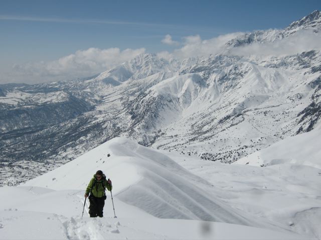#7 Direction le sommet : Sur l Direction le sommet : Sur l'arrete qui mene au sommet de Jaz Jarym Peak, avec en arrière plan quelques autres idées de randos dans le coin - le "Green Hill" en milieu et le "New Year Peak" plus loin derrière.