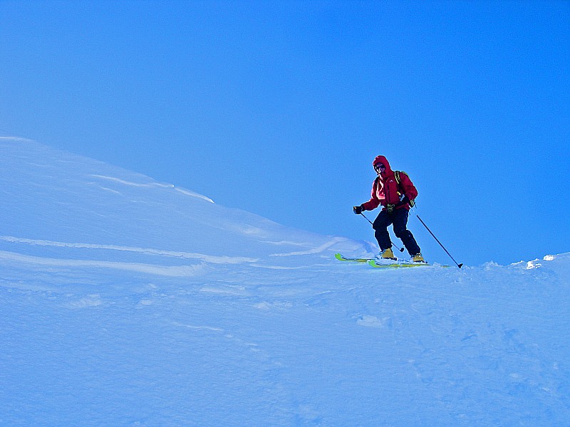 #4 En haut du versant Nord : dur, dur de se lancer. On a testé le terrain: la sous couche est béton. En haut du versant Nord : dur, dur de se lancer. On a testé le terrain: la sous couche est béton.
