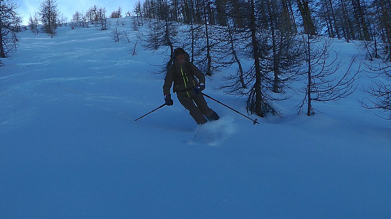 #19 Patrick se rattrape à la descente avec 20 cm de poudre légère sur fond dur Patrick se rattrape à la descente avec 20 cm de poudre légère sur fond dur