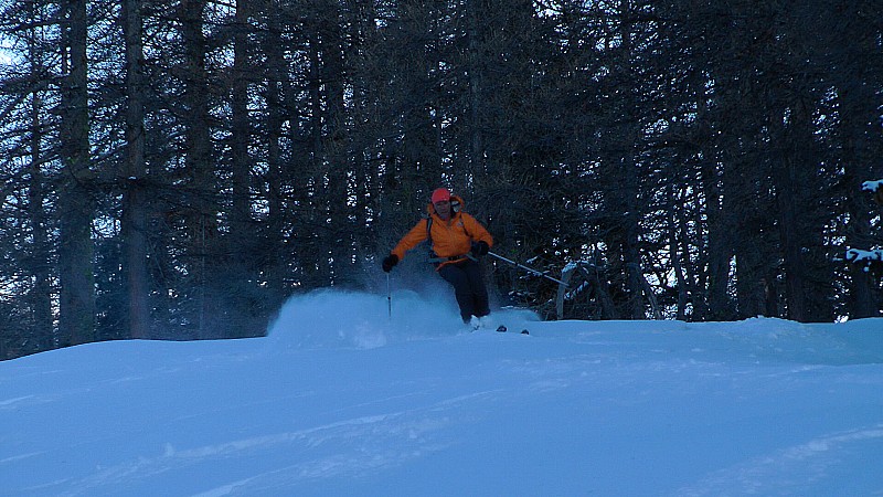 #21 Descente sympa dans la forêt sur cette poudre inattendue Descente sympa dans la forêt sur cette poudre inattendue