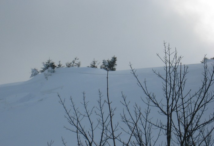 #4 Plaque cassée : Lors du passage d Plaque cassée : Lors du passage d'un skieur, la plaque a cédé, la fissure, bien visible juste sous le col, se propage jusqu'à la corniche et l'avalanche est en cours...