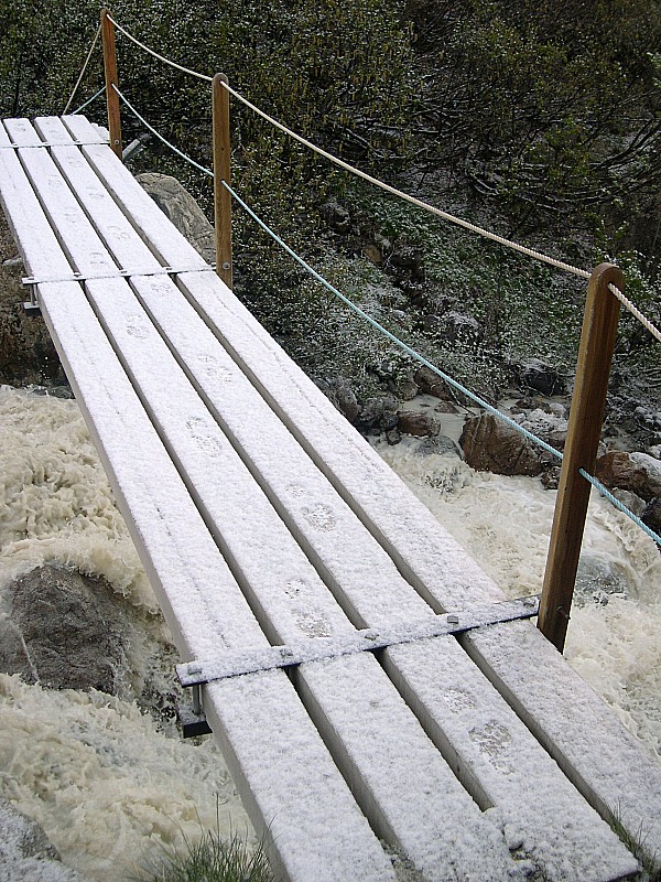 #3 passerelle sur Bonne Pierre : Heureusement le randonneur a droit aux traces. passerelle sur Bonne Pierre : Heureusement le randonneur a droit aux traces.