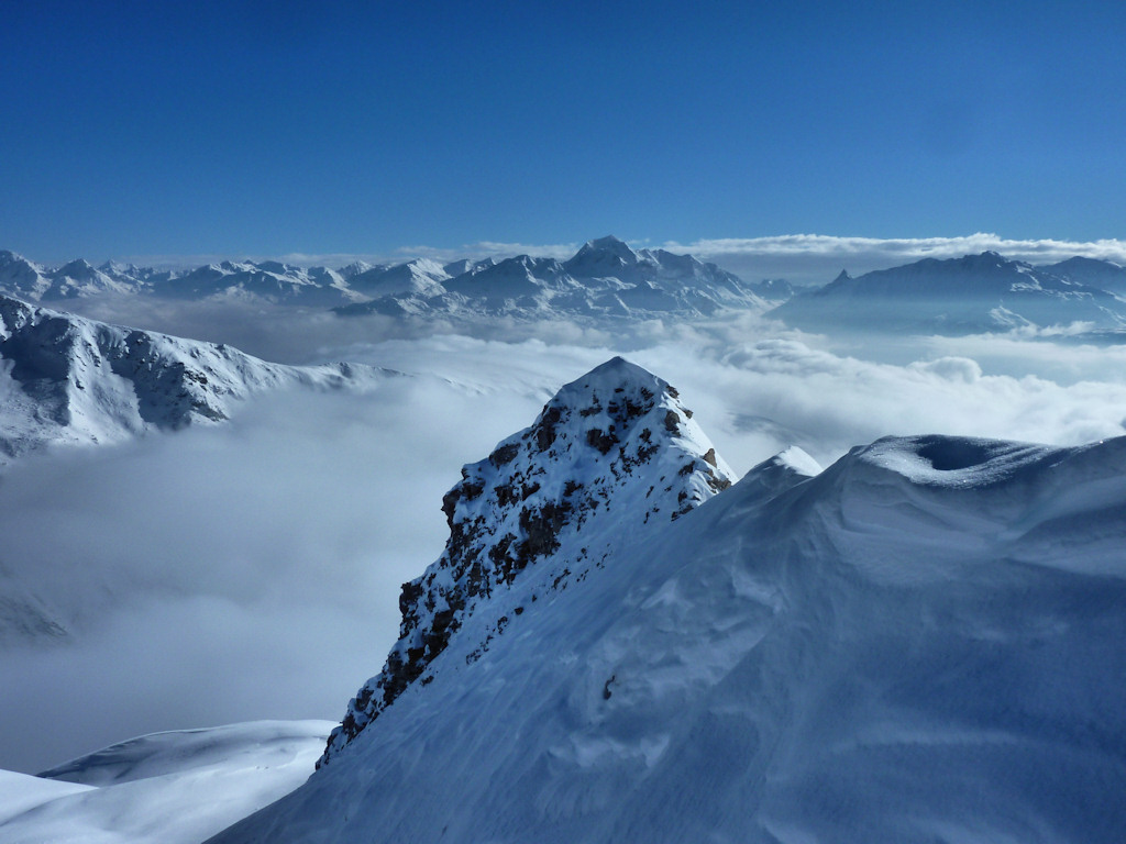 #7 Le mont Pourri : Vue depuis le sommet E. La chaine frontalière est dans les nuages. Le mont Pourri : Vue depuis le sommet E. La chaine frontalière est dans les nuages.