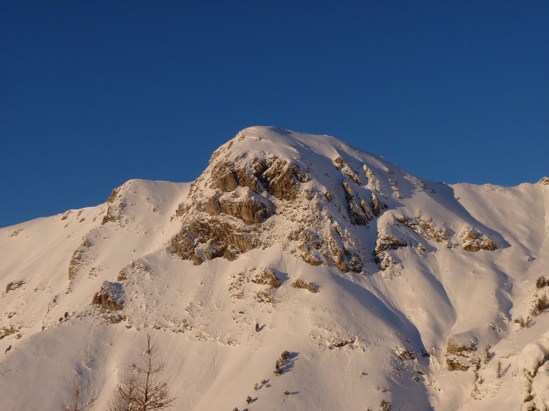 #2 Le clot du rocher : Avec le couloir sud à gauche du sommet Le clot du rocher : Avec le couloir sud à gauche du sommet
